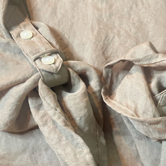 Ann Taylor LOFT, Size Small Sheer Linen Button-up, Tab Sleeves with Pockets Top - Picture 7 of 8